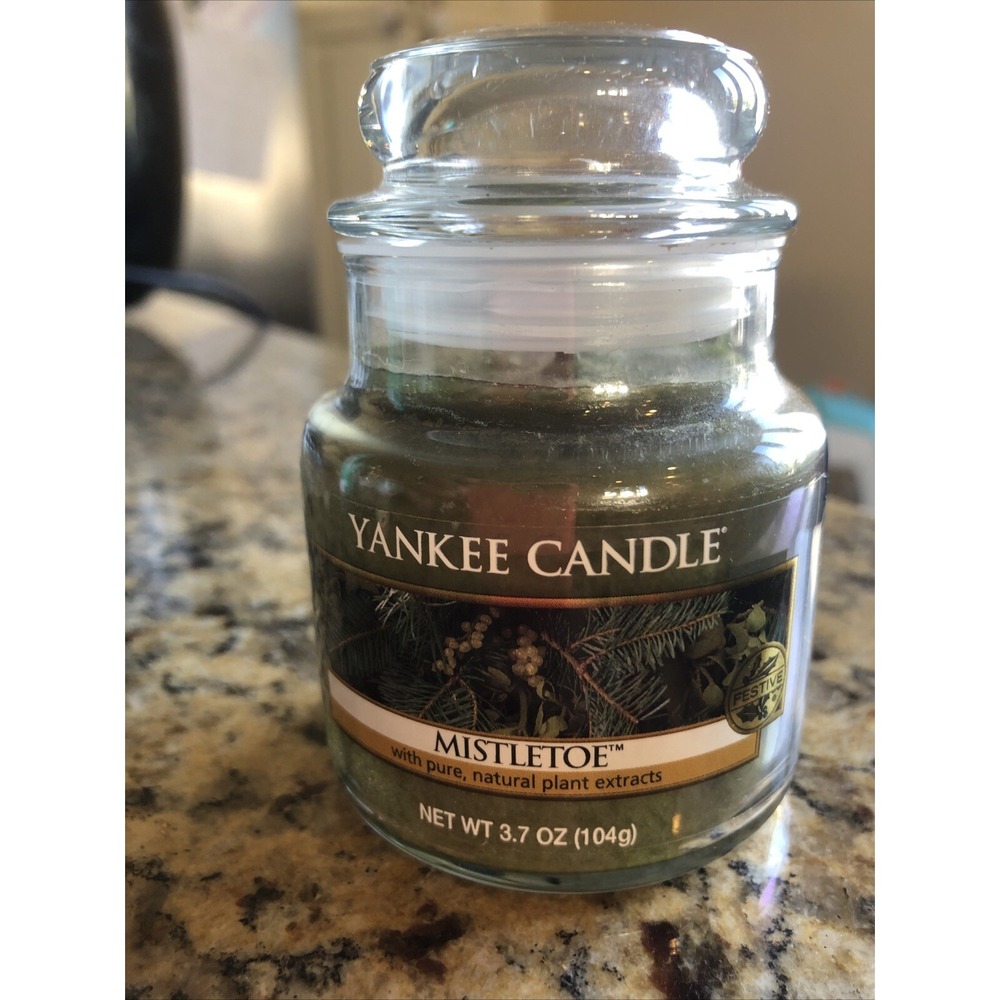 YANKEE CANDLE MISTLETOE SMALL CANDLE‎